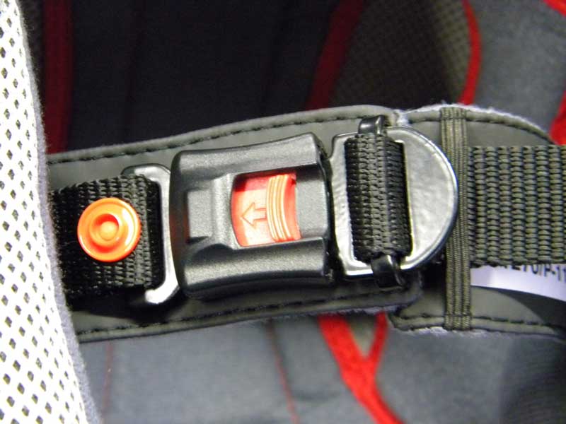 Attache sangle jugulaire casque